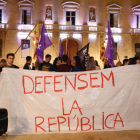 Nomñes una veintena de personas se ha reunido en la plaza de l Fuente después de la declaración 'suspendida' de independencia.