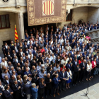 Els alcaldes concentrats a Barcelona alcen les vares.