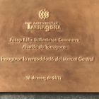 Imatge de la placa d'inauguració del Mercat Central corregida.
