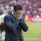Juan Merino es lamenta durant un moment del partit que el seu equip va disputar al Nou Estadi contra el CF Reus.