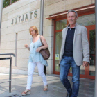 El exlíder de PxC, Josep Anglada, y la exsecretaria de presidencia, Marta Riera, saliente de declarar de los juzgados de Reus, el 11 de julio de 2016.