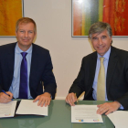 Andrea Firenze i Pedro Rebull signen l'acord entre les dues parts.