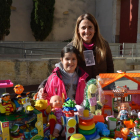 Nines, cuinetes, llibres i jocs van omplir les tres paradetes de joguines instal·lades a la plaça de l'Església de Vila-seca.