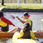 Imagen de archivo de unas chicas en kayak y canoa.