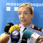 Esther Graells, caporala del Grup d'Atenció a la Víctima de Vilanova i la Geltrú, atenent els mitjans de comunicació.