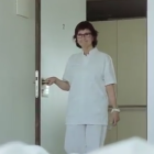 Fina Pey, la enfermera a quien va dedicada la canción, es la protagonista del videoclip.