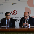 El vicepresident de l'AEM, Miguel Ángel Rodríguez, i el conseller Roca durant la presentació del congrés.