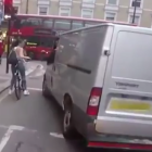 Los ocupantes de la furgoneta estaban asediando a una ciclista en la calle.