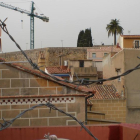 Algunos vecinos han decidido colocar alambres espinosos en los tejados por seguridad.
