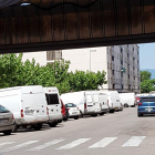 Imatge de furgonetes objete de les queixes que fan els veïns de l'entorn de plaça de Catalunya.