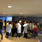 Imatge d'arxiu de treballadors de l'Hospital Comarcal de Móra d'Ebre concentrats per protestar per una nova retallada a la seva paga variable.