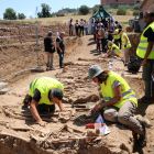 Els arqueòlegs treballant a la fossa de Figuerola d'Orcau, al Pallars Jussà.