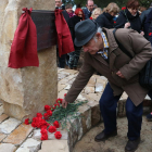 Un hombre pone un clavel encarnado en el monumento que conmemora los Hechos de la Fatarella.