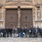 Los visitantes, delante de la catedral de Tarragona.