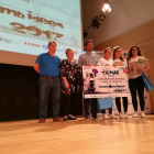 Marta Ibáñez, Núria Carbonell i Ariadna Raurich, del Col·legi Sagrat Cor, recollint el premi al Millor Projecte.