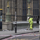 Miembros de los servicios de emergencia continúan con sus tareas en el puente de Westminster en Londres.