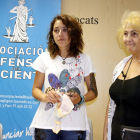 Plano medio de la madre del feto muerto en el Hospital Joan XXIII, Mònica Ramos, con la presidenta del 'Defensor del Paciente', Carmen Flores.