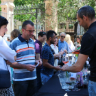 Pla mig de diversos consumidors de la DO Catalunya fent un tast a Reus. Imatge del 20 de maig de 2017