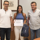 Èlia Canales recibió un diploma en su recepción en el Ayuntamiento.