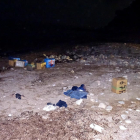 Paquetes de hachís derramados por la playa del Pont de l'Àliga después de la llegada de los agentes de la Guardia Civil.