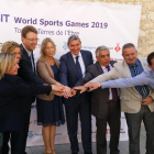 La consellera de Presidència, Neus Munté, i l'alcalde de Tortosa, Ferran Bel, entre altres, ajunten les mans en la presentació dels CSIT World Games. Imatge del 20 de maig de 2017