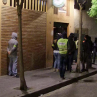 Los agentes detuvieron a los tres hombres en un registro en un bar de la calle Sant Magí, dónde se localizaron un arma blanca de grandes dimensiones y sustancias estupefacientes.