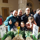 Jordi Rovira, a la derecha, con su padre Daniel, en el centro de la imagen, y su hermano, también Daniel, a la izquierda, con los pequeños de la familia, el día del concurso de cultivadores.