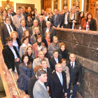 Imatge dels participants a la trobada a les escales de l'Ajuntament de Reus