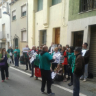 Imatge dels membres de la PAH Baix Gaià protestant davant l'Ajuntament de la POble de Montornès.