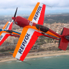 Primer plano de los aviones del equipo Bravo 3 Repsol, con la ciudad de Tarragona como fondo.