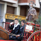 Dos nens van anar pujats a sobre del nou carro de Sant Antoni durant tot el trajecte.