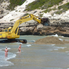 La máquina llevando a cabo los trabajos de reposición de arena de la playa Llarga.