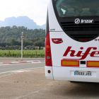 Detalle de la parte posterior de un bus de la Hife en el cruce de la T-330 en Horta de Sant Joan hacia Lledó, en el Matarranya.
