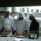 Alumnos de la UEC aprenden cocina.