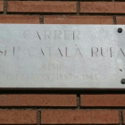 El nom del carrer Josep Català Rufà costa de veure. La informació addicional de la part inferior és il·legible.