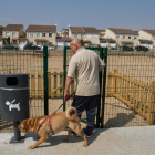 Un hombre pasea su perro en un pipican instalado en el barrio Juroca de Reus.