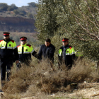 Agents del Mossos d'Esquadra mentre traslladen l'acusat de matar dos agents rurals a Aspa al furgó policial després de la reconstrucció dels fets a la finca on estava caçant