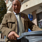El concejal de Vía Pública, Hipòlit Monseny, mostrando una de las placas.
