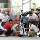 Imatge d'arxiu d'estudiants d'enginyeria de la URV durant un concurs de vehicles eòlics.