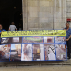 L'afectat s'ha manifestat amb una gran pancarta reclamant solucions a l'Ajuntament.