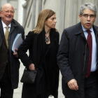 El exconseller Francesc Homs, con su mujer y el exsecretario de Difusión Jordi Vilajoana, el 28 de febrero del 2017 entrante en el Supremo.