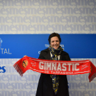 Dona del guanyador, Marc Piqué, recollint la bufanda del Nàstic per la redacció del Diari Més.