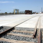 La terminal ferroviària ubicada a les instal·lacions de Bayer a La Canonja espera la connexió amb el 'tercer fil' per tal d'exportar en vies d'ample europeu.