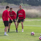 Los rojinegros Fran Carbia y Máyor, en un entrenamiento de esta temporada, con el atacante portugués del CF Reus Ricardo Vaz.