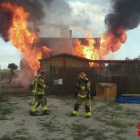 Imagen de los bomberos trabajando en la extinción del fuego que ha quemado una casa de madera en Reus.