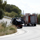 Pla general d'un dels vehicles accidentats a la TP-7225 a Reus, carregat damunt la grua.
