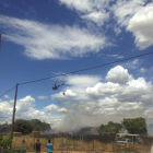 Un helicóptero y cinco dotaciones terrestres trabajan para apagar el fuego.