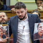 Gabriel Rufián mostrando imágenes de los heridos el 1-O en Cataluña en el Congrès dels Diputats.