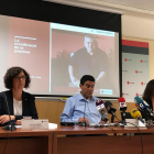 El presidente de Creu Roja Tarragona, Ramon Grau, acompañado por las responsables del estudio.