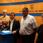 El presidente del Consell Comarcal del Montsià, Francesc Miró, compareciendo rodeado de los consejeros|consellers socialistas.